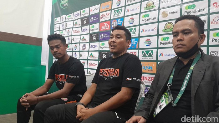 Pelatih Persiraja Banda Aceh Achmad Zulkifli (tengah) saat konferensi pers usai laga di Stadion Teladan Medan (Nizar Aldi/detikSumut)