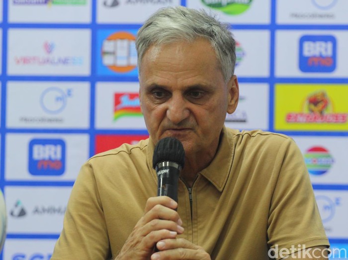 Pelatih PSS Sleman, Marian Mihail (kaus kuning), dan kiper PSS Sleman, M Ridwan (kaus biru), saat konferensi pers di Stadion Maguwoharjo, Sleman, Minggu (24/9/2023).
