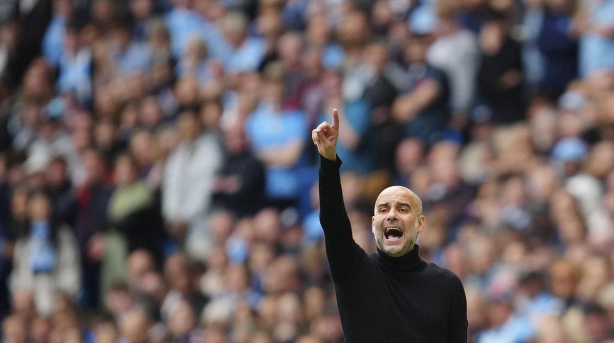 Pep Guardiola sempat kesal dengan kartu merah yang didapat Rodri (Foto: AP/Jon Super)