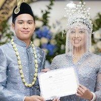 Senada dengan Atheera, Panji memakai jas tutup biru yang dipermanis dengan detail sulaman. Tidak ketinggalan, kain batik yang melapisi celananya. (Foto: Instagram/@sandiuno)