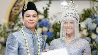 Panji dan Atheera menikah dengan memakai pakaian adat Melayu Riau. (Foto: Instagram/@sandiuno)