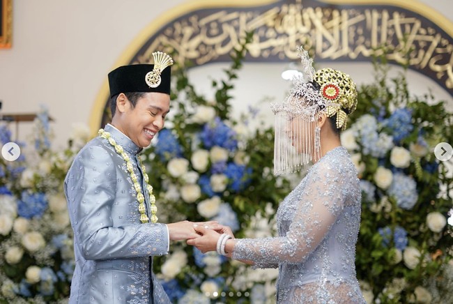 Untuk momen spesial tersebut, Atheera juga melengkapi gayanya dengan hiasan kepala seperti juntaian manik-manik menyerupai tirai yang mengingatkan pada gaya pengantin Betawi.  (Foto: Instagram/@sandiuno)