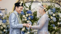 Atheera juga melengkapi gayanya dengan hiasan kepala seperti juntaian manik-manik menyerupai tirai yang mengingatkan pada gaya pengantin Melayu di Riau. Provinsi tersebut merupakan tempat kelahiran sang ayah. (Foto: Instagram/@sandiuno)