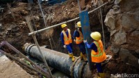 Petugas memperbaiki kebocoran pipa PAM di Petamburan, Jakarta Pusat, Minggu (24/9/2023).