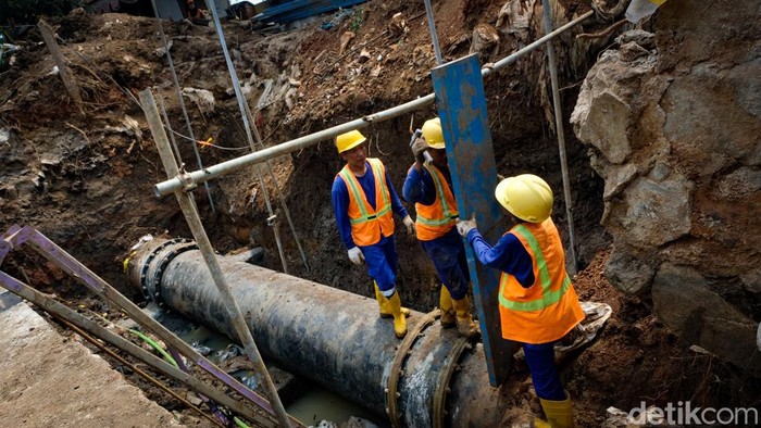 Kebocoran pipa PAM di Petamburan, Jakarta, sudah ditangani. Air yang mengalir ke permukiman sudah surut.