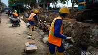  Pipa itu bocor lantaran tekanan akar pohon. Bebatuan di bawah pipa juga menambah tekanan pada pipa sehingga menyebabkan kebocoran.