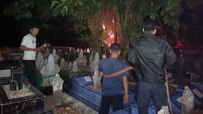 Pohon besar di tengah Pekuburan Macanang, Bone tiba-tiba terbakar.