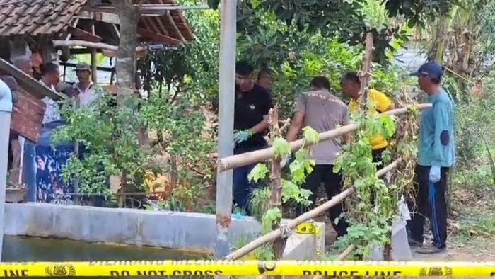 Polisi saat melakukan olah TKP pembunuhan di Banjar