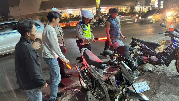 Polisi saat melakukan razia knalpot bising di Cianjur