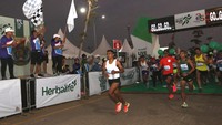 Senior Director & General Manager Herbalife Nutrition Indonesia Andam Dewi melepas peserta Herbalife Run 2023. Ajang ini melombakan 5 (lima) kategori yaitu kategori Individu pria dan wanita 21Km, 10Km, 5Km, Fun Walk, dan Kids Run.  