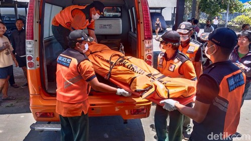 Proses evakuasi jenazah pria asal Jakarta yang diduga bunuh diri di Denpasar.a