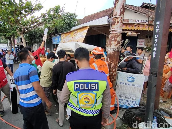 Proses evakuasi sopir pikap yang terjepit bodi ringsek di Sentolo, Kulon Progo, DIY, Minggu (24/9/2023) sore.