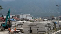 Operator alat berat menyusun beton landasan jembatan pada proyek rekonstruksi jalan penahan tsunami di Pantai Taman Ria, Palu, Sulawesi Tengah, Jumat (22/9/2023).