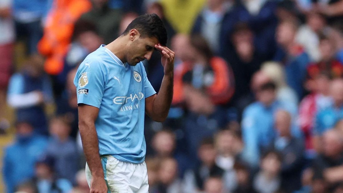 Rodri tampak menyesal usai diganjar kartu merah. (Foto: REUTERS/PHIL NOBLE)