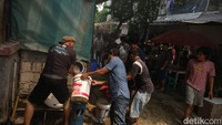 Warga gotong-royong memadamkan api kebakaran.