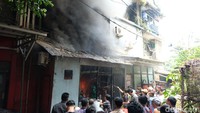 Kebakaran terjadinya sekitar pukul 10.15 WIB. Penghuni rusun lainnya tampak berhamburan keluar.