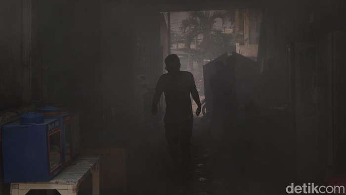 Kebakaran terjadi di salah satu ruangan Rusun Petamburan, Jakarta. Asap kebakaran tampak membubung tinggi.
