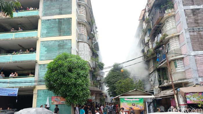 Kebakaran terjadi di salah satu ruangan Rusun Petamburan, Jakarta. Asap kebakaran tampak membubung tinggi.