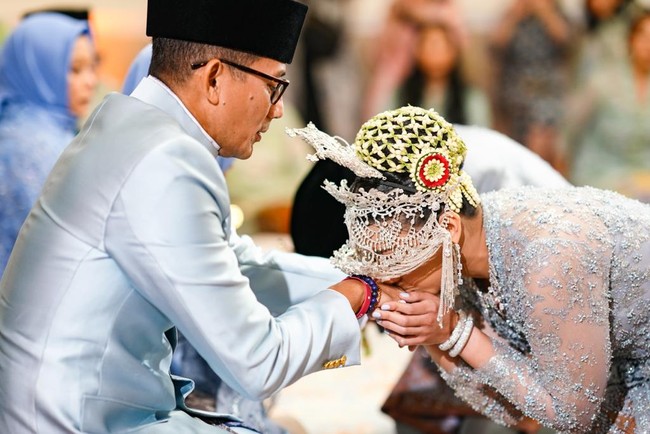 Masih di jajaran aksesori, perhiasan seperti kalung berlian dan gelang bergaya bangles makin menyempurnakan penampilan perempuan bernama lengkap Anneesha Atheera Uno ini. (Foto: Instagram/@sandiuno)