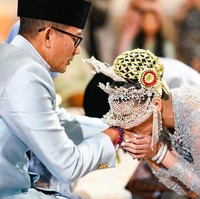 Masih di jajaran aksesori, perhiasan seperti kalung berlian dan gelang bergaya bangles makin menyempurnakan penampilan perempuan bernama lengkap Anneesha Atheera Uno ini. (Foto: Instagram/@sandiuno)
