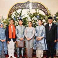 Meski digelar di luar negeri, suasana tetap terasa Indonesia berkat busana kedua mempelai dan keluarga. Atheera sebagai pengantin wanita berbalut kebaya biru panjang penuh brokat dengan padanan batik yang bagian depannya dihiasi detail berkilauan. (Foto: Instagram/@sandiuno)
