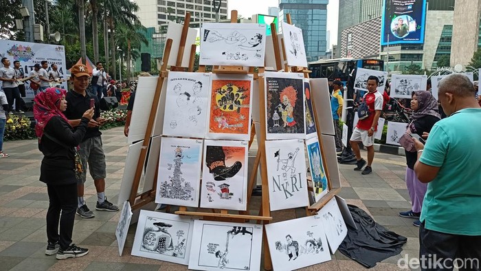 Sespimen Polri Dikreg ke-63 menggelar art policing berupa pameran seni karikatur di CFD Bundaran HI (Adrial/detikcom).