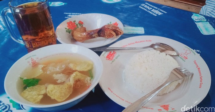 Sop manten Mbah Atmo di jalan Jogja-Solo, Delanggu, Klaten. Foto diunggah Minggu (24/9/2023).