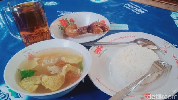 Sop manten Mbah Atmo di jalan Jogja-Solo, Delanggu, Klaten. Foto diunggah Minggu (24/9/2023).