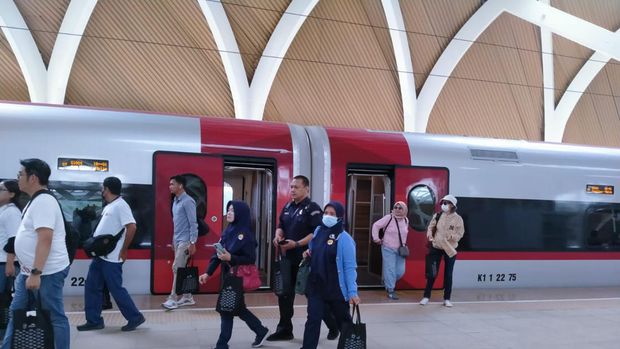 Suasana uji coba Kereta Cepat Jakarta-Bandung. (CNBC Indonesia/Suhendra)