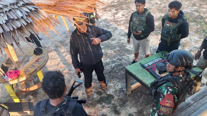 TNI menangkap 1 anggota KKB di Teluk Bintuni.