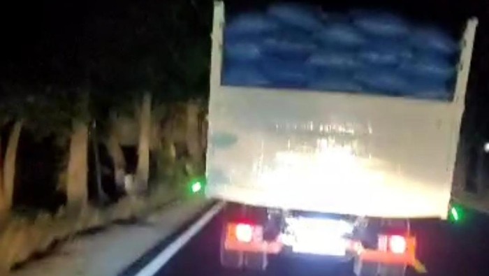 Truk muat garam yang tetesan airnya diprotes karena kerap menyebabka kecelakaan warga Madura.