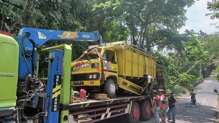 Truk pengangkut gendang beleq terjun ke jurang di Lombok Tengah, Sabtu (13/9/2023). Foto: Polsek Jonggat.