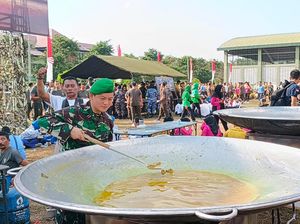 Berseragam TNI, Youtuber Bobon Santoso Masak 1.500 Porsi Soto di Kuali Jumbo