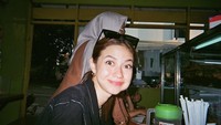 Selain kulineran yang fancy, Yuki Kato juga suka makan di tempat sederhana. Ia pernah mengunggah dirinya sedang makan di Warteg. Fotonya saat itu diunggah dengan keterangan, Makanan warteg kenapa engga pernah salah ya? Enak enak banget, kenyak lagi wkwk! Foto: Instagram @yukikato