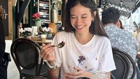 Pemeran Rachel dalam sinetron Heart ini juga sering membagikan momen liburan ke luar negeri. Ini salah satu momennya ketika menikmati gelato di sebuah kafe. Foto: Instagram @yukikato