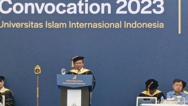 Potret Academic Convocation UIII Sambut Mahasiswa Baru, Dihadiri Jusuf Kalla