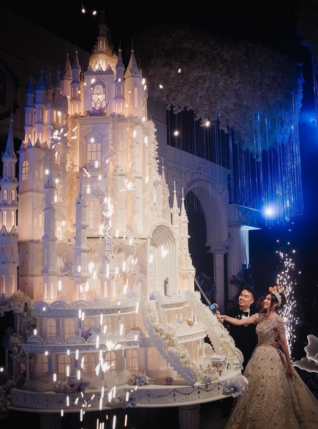 Keluarga dan tamu undangan disuguhkan pemandangan dekorasi yang spektakuler dengan LED air terjun yang memukau. Ada juga kue setinggi lima meter membentuk istana mewah hingga buket bunga dari Swarovski. Foto: Dok. Instagram @nadyastrella.
