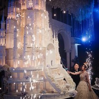 Keluarga dan tamu undangan disuguhkan pemandangan dekorasi yang spektakuler dengan LED air terjun yang memukau. Ada juga kue setinggi lima meter membentuk istana mewah hingga buket bunga dari Swarovski. Foto: Dok. Instagram @nadyastrella.