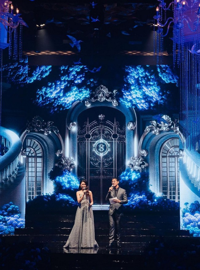 Dekorasi pernikahan yang spektakuler membuat tamu undangan terkesima karena menggunakan teknologi pencahayaan yang canggih, seperti berada di kerjaan dongeng. Bill dan Nadya juga mengundang Cinta Laura sebagai wedding singer. Acara pernikahan itu juga dimeriahkan oleh penampilan Bams eks grup band Samsons. Sedangkan MC pernikahannya adalah Daniel Mananta dan Miss World Indonesia, Natasha Mannuela. Foto: Instagram @nadyastrella.