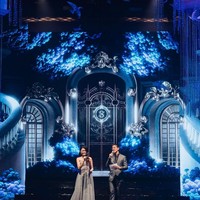 Dekorasi pernikahan yang spektakuler membuat tamu undangan terkesima karena menggunakan teknologi pencahayaan yang canggih, seperti berada di kerjaan dongeng. Bill dan Nadya juga mengundang Cinta Laura sebagai wedding singer. Acara pernikahan itu juga dimeriahkan oleh penampilan Bams eks grup band Samsons. Sedangkan MC pernikahannya adalah Daniel Mananta dan Miss World Indonesia, Natasha Mannuela. Foto: Instagram @nadyastrella.