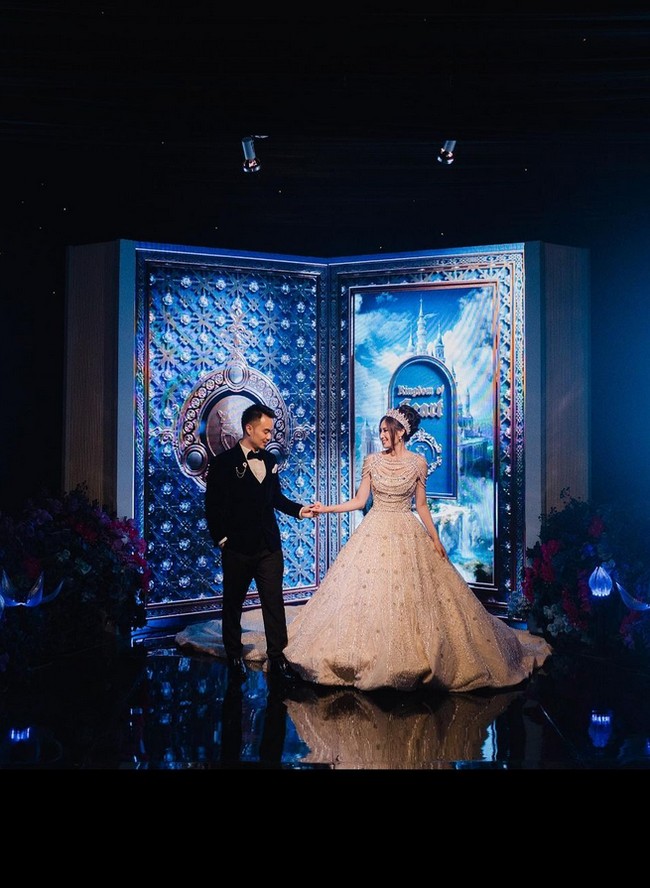 Nadya menuturkan seluruh furnitures yang ada di acara pernikahannya memakai produksi sendiri suaminya, Arcraft Furnitures. Suami Nadya, Bill Aristo Suryono, memiliki bisnis furniture yang produknya sudah diekspor ke berbagai negara. Bill Aristo Suryono dengan nama asli William, kerap di panggil Bill. Dia penerus bisnis furniture Puncak Jaya Sejati yang sudah mengekspor ke beberapa negara seperti Inggris, Amerika, Dubai, Turkey, China, dan masih banyak lagi. Dia juga owner dari bisnis furniture Arcraft Furniture yaitu High End Furniture di bidang lokal, jelas Nadya. Foto: Dok. Instagram @nadyastrella.