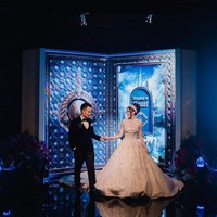 Nadya menuturkan seluruh furnitures yang ada di acara pernikahannya memakai produksi sendiri suaminya, Arcraft Furnitures. Suami Nadya, Bill Aristo Suryono, memiliki bisnis furniture yang produknya sudah diekspor ke berbagai negara. Bill Aristo Suryono dengan nama asli William, kerap di panggil Bill. Dia penerus bisnis furniture Puncak Jaya Sejati yang sudah mengekspor ke beberapa negara seperti Inggris, Amerika, Dubai, Turkey, China, dan masih banyak lagi. Dia juga owner dari bisnis furniture Arcraft Furniture yaitu High End Furniture di bidang lokal, jelas Nadya. Foto: Dok. Instagram @nadyastrella.