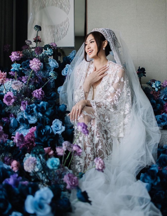 Selain mengundang Cinta Laura dan Bams sebagai penyanyi di pernikahannya, Nadya juga menyuguhkan artis internasional untuk menghibur para tamu undangan. Dia mendatangkan penyanyi asal Thailand, Langgalamu yang merupakan peserta kontes The Voice of China. Artis yang kita terbangkan dari Thailand dan reborn of Teresa Teng. Menyanyikan lagu-lagu dan berduet melalui LED dengan almarhum Teresa Teng dengan lagu Mandarin, jelasnya. Foto: Dok. Instagram @nadyastrella.