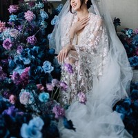 Selain mengundang Cinta Laura dan Bams sebagai penyanyi di pernikahannya, Nadya juga menyuguhkan artis internasional untuk menghibur para tamu undangan. Dia mendatangkan penyanyi asal Thailand, Langgalamu yang merupakan peserta kontes The Voice of China. Artis yang kita terbangkan dari Thailand dan reborn of Teresa Teng. Menyanyikan lagu-lagu dan berduet melalui LED dengan almarhum Teresa Teng dengan lagu Mandarin, jelasnya. Foto: Dok. Instagram @nadyastrella.