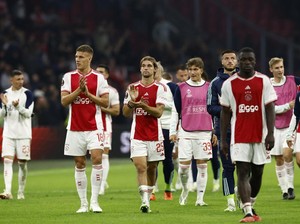 Fans Rusuh, Laga Ajax Vs Feyenoord Dihentikan