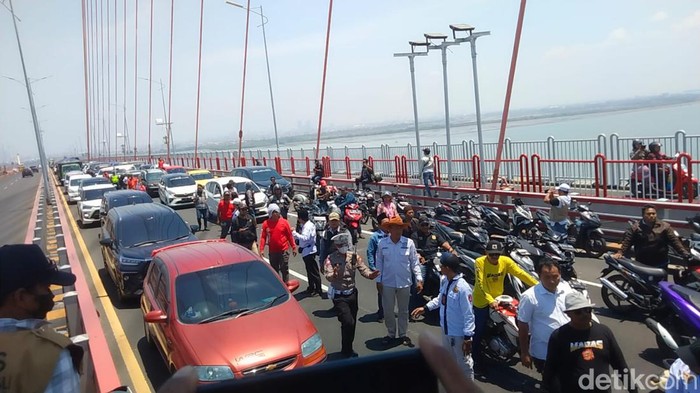 Aksi demo Madas di Jembatan Suramadu jalur mobil Surabaya-Bangkalan