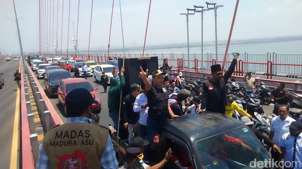 Aksi demo Madas di Jembatan Suramadu jalur mobil Surabaya-Bangkalan