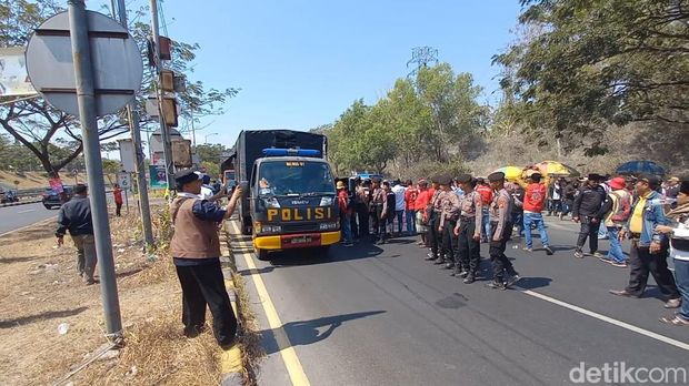 Aksi massa demo di Jembatan Suramadu sisi Bangkalan yang telah membubarkan diri.