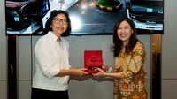 Pemberian plakat untuk pelanggan loyal area Jakarta oleh Anita Siswady selaku Deputy CEO and Chief Corporate & HR.