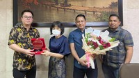 Pemberian plakat untuk pelanggan loyal area Pekanbaru oleh Jossa Nawangga Selaku Area Manager Hino Finance Indonesia.
